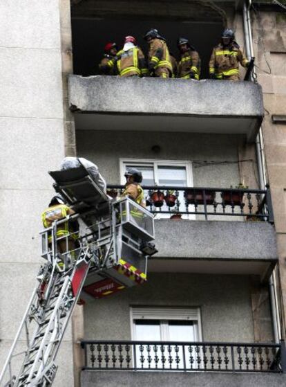 Los bomberos extraen el cuerpo de la persona fallecida en la explosi&oacute;n ocurrida en un edificio de Vigo.
