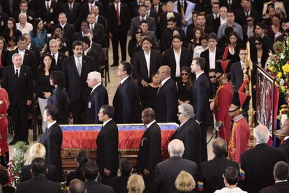 Presidentes y jefes de Gobierno asistentes al funeral de Hugo Chávez, entre ellos el príncipe Felipe, pasan junto al féretro del presidente venezolano.