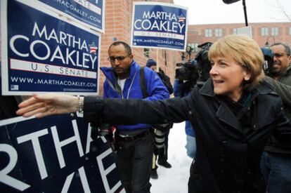 La candidata demócrata al Senado de EE UU por el Estado de Massachusetts, Martha Coakley saluda a sus simpatizantes después de depositar su voto