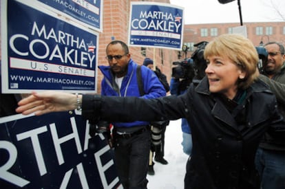 La candidata demócrata al Senado de EE UU por el Estado de Massachusetts, Martha Coakley saluda a sus simpatizantes después de depositar su voto