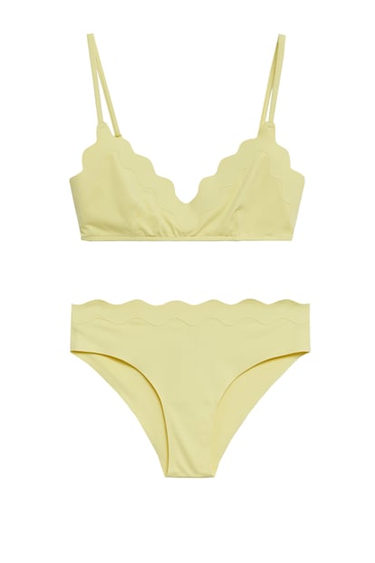 Los bikinis festoneados ya se han convertido en un clásico que vuelve verano tras verano. Este es de Mango.