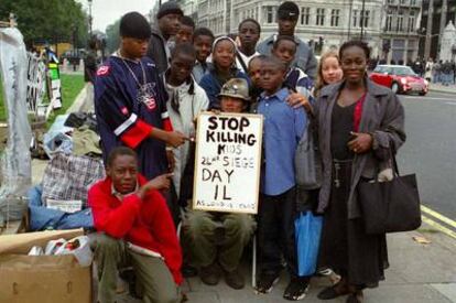 UN PASADO &#39;PACIFISTA&#39;. Abdulmutallab (izquierda, en primer término), visitó en 2001 con sus compañeros del internado de Togo al activista Brian Haw (centro, sentado), conocido por sus sentadas pacifistas frente al Parlamento británico, en Londres. La fotografía fue difundida anteayer por su autor, el profesor MIke Rimmer.