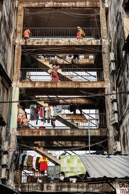
Las cinco sólidas escaleras de hormigón constituyen el corazón de los seis bloques que componen el Edificio Blanco. Sus habitantes se reúnen en ellas para trabajar, jugar y descansar.

