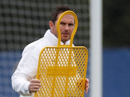 Frank Lampard manipula una barrera durante el entrenamiento del Chelsea, este martes.