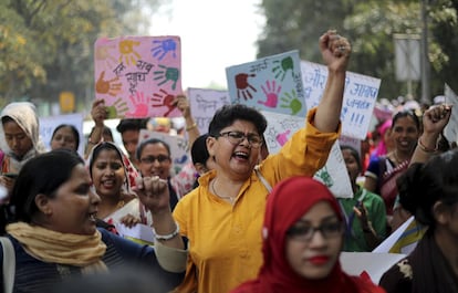 Mujeres hindúes se manifiestan en una protesta por el Día Internacional de la Mujer, en Nueva Delhi (India). 