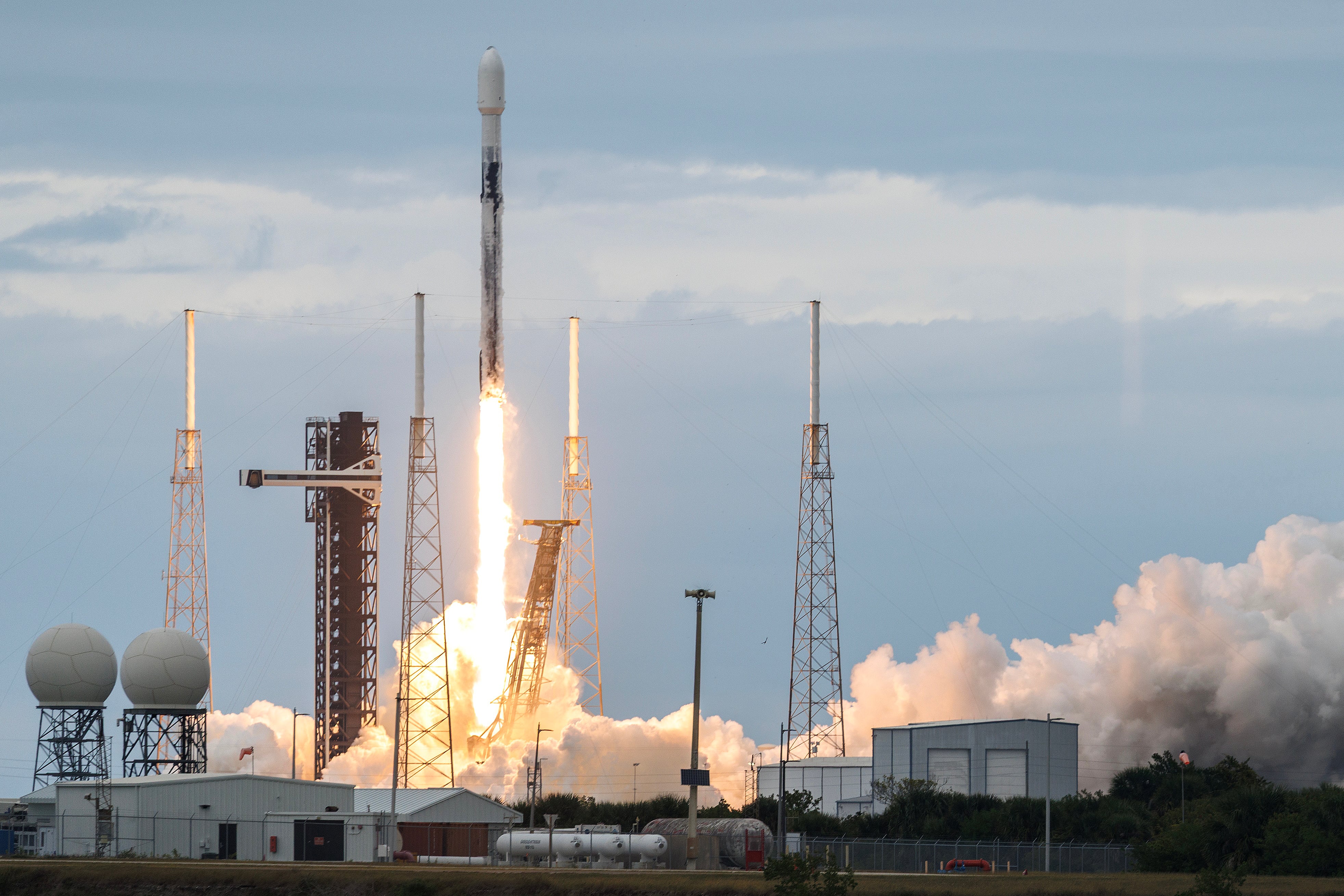 La misión NROL-77 despega en un cohete SpaceX Falcon 9 desde el Complejo de Lanzamiento 40 de la Estación de la Fuerza Espacial de Cabo Cañaveral este martes.
