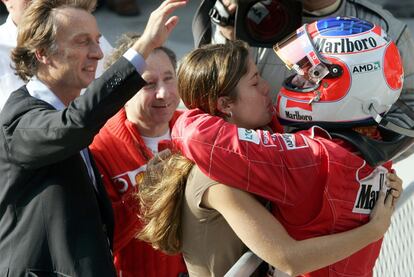 En 2004, Barrichello llegó en primer lugar en dos Grandes Premios. En la fotografía, de izquierda a derecha, el director de Ferrari, Luca Montezemolo y el entrenador, Jean Todt, contemplan el abrazo entre Rubens Barrichello, ganador del GP de China de 2004, y su esposa Silvana.