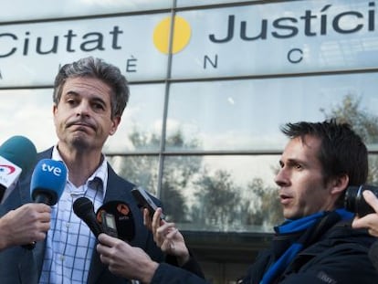El director de Greenpeace España a la puerta de los juzgados, este viernes.