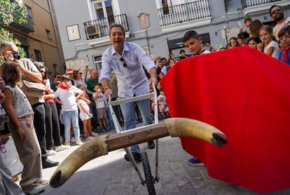 El extorero y exvicepresidente del Consell, Vicente Barrera, durante un encierro taurino infantil simulado, en la plaza de SAnt Bult de Valencia, este domingo.