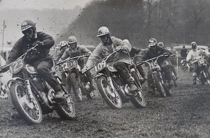 Un momento de la carrera de motos Top Riders en Seven Stars Scramble, en el circuito Brands Hatch de Kent, en enero de 1965.