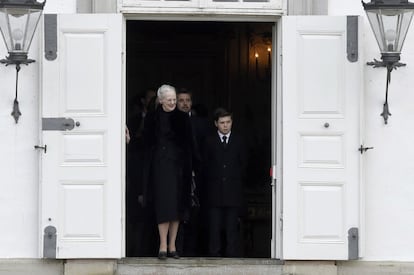 La reina Margarito, de riguroso luto, a su salida del palacio de Fredensborg, donde el martes murió su marido.