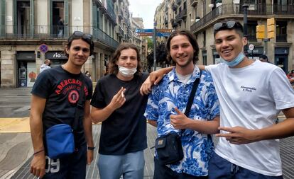 Un grupo de turistas originarios de Marsella en la Rambla