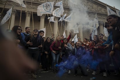 Partidarios de la vicepresidenta argentina Cristina Fernández se reúnen en la Plaza de Mayo en su apoyo. 