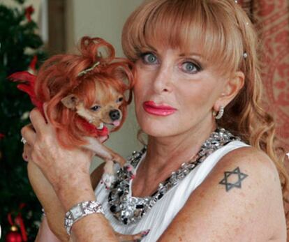 La heredera Gail Posner posa con su perra Conchita, que lleva una peluca.