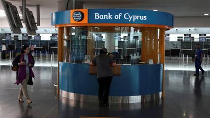 Un pasajero hace una operación en el Banco de Chipre en el aeropuerto de Lárnaca.