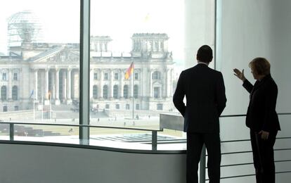 Berlín, 2008. La canciller alemana y Mariano Rajoy, entonces líder de la oposición, charlan durante una visita del español a la capital alemana. Desde la Cancillería, Merkel señala el Bundestag.