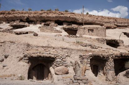 Unas 180 familias dedicadas a la agricultura y el pastoreo llevan una vida seminmada en la parte ms meridional de la cordillera central de Irn, cerca de la ciudad de Shahr-e Babak, en la provincia de Kerman. De la primavera al oto?o se establecen en asentamientos provisionales en las praderas de las zonas monta?osas ms altas, mientras sus ganados pastan. Durante los meses del invierno bajan al valle, a un paisaje desrtico, y se instalan en unas 350 viviendas troglodticas excavadas en terrenos de toba (kamar), algunas de las cuales llevan habitadas 3.000 a?os. Excavaciones efectuadas en sus alrededores han sacado a relucir utensilios y restos de casi 10.000 a?os de antigedad, y cermica modelada hace 6.000 a?os.