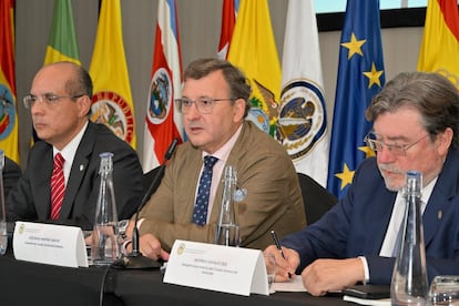 De izda. a dcha.: Homero López, presidente de la Comisión de Asuntos Americanos de la Unión Internacional del Notariado; José Ángel Martínez Sanchiz, presidente del Consejo General del Notariado (CGN); y Alfonso Cavallé, decano del Colegio Notarial de Canarias y delegado del CGN para América.