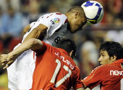 Luis Fabiano cabecea ante los jugadores de Osasuna