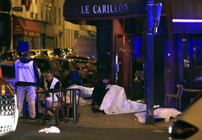 Diverses víctimes jeuen a terra davant el restaurant de París on s'ha produït un dels tirotejos d'aquest divendres.
