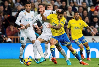 El jugador del Real Madrid Sergio Ramos pelea un balón con el jugador del la Unión Deportiva Las Palmas Víctor Machín Vitolo.