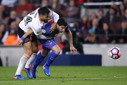 Luis Suárez, del FC Barcelona, pelea el balón con el jugador del Valencia, Ezequiel Garay.
