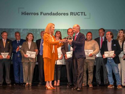 La Infanta Elena entrega un galardón al ganadero Juan Pedro Domecq, en representación de los hierros fundadores de la RUCTL.