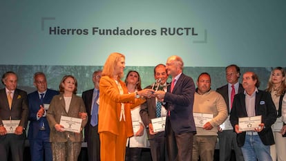 La Infanta Elena entrega un galardón al ganadero Juan Pedro Domecq, en representación de los hierros fundadores de la RUCTL.