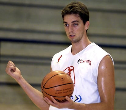 Pau Gasol, en un entrenamiento en la concentración de la Selección Española de Baloncesto, en San Fernando (Cádiz), en agosto de 2003.
