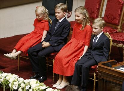 Los príncipes durante la coronación del nuevo rey Felipe I.