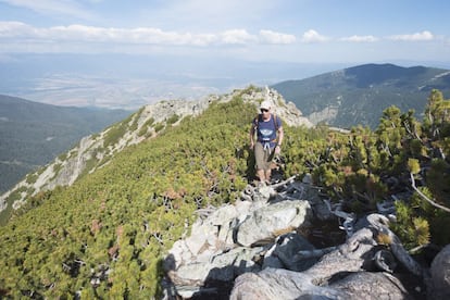 Lagos, cascadas, grutas, praderas alpinas y bosques de coníferas (entre ellos de abeto blanco y negro) se extienden por el macizo montañoso de Pirin, al suroeste de Bulgaria, un paisaje típico de las zonas kársticas de los Balcanes. Su cumbre más alta, el pico Vihren, es de mármol blanco.