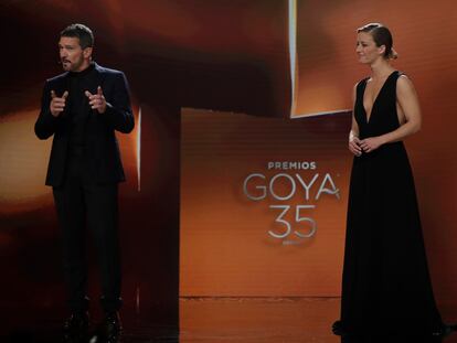 Los presentadores de los Goya 2021, Antonio Banderas y María Casado, durante la gala del pasado sábado.