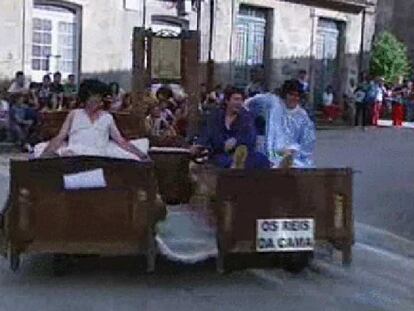 Los habitantes de Cuntis celebran sus fiestas con una carrera de camas