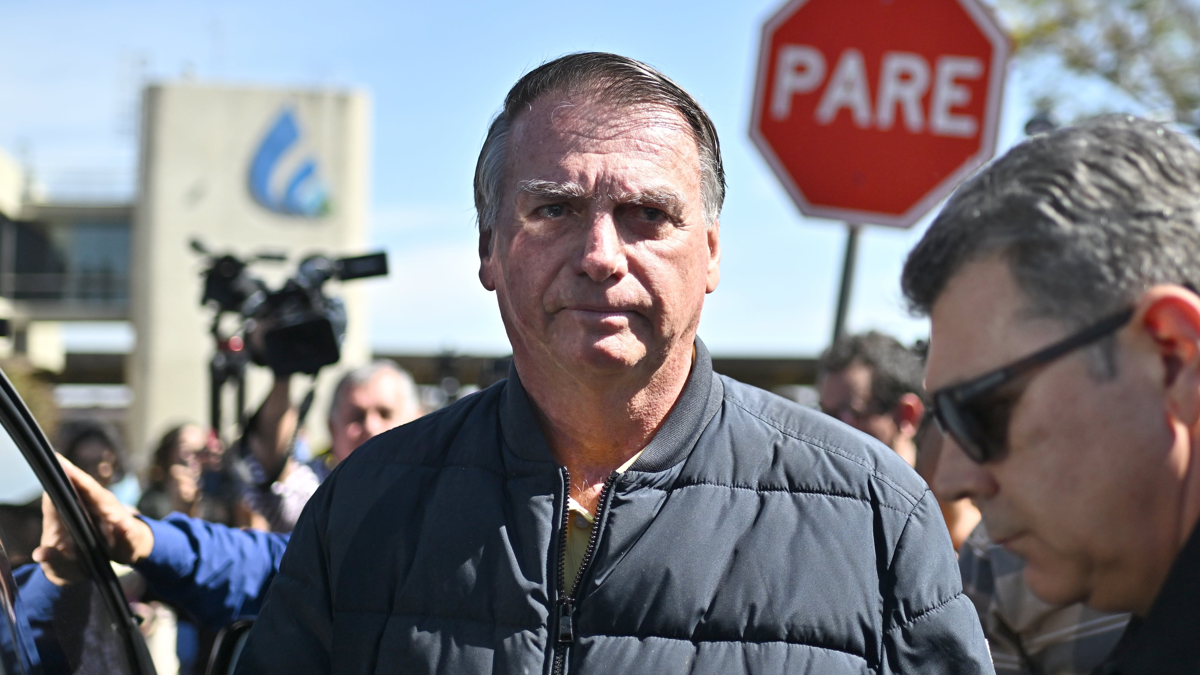 La justicia de Brasil coloca una tobillera electrónica a Bolsonaro ante el riesgo de fuga