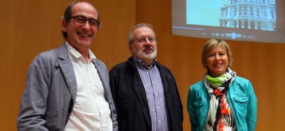 De izquierda a derecha, Iñaki López de Aguileta, director de Cultura de Bilbao, la programadora cultural Begoña Moran, y el músico Natxo de Felipe, en la presentación de Bilbaopoesía.