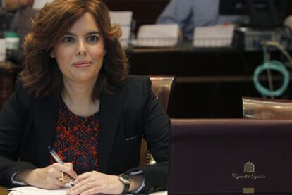 Soraya Sáenz de Santamaría cubre el formulario para acreditarse como diputada.