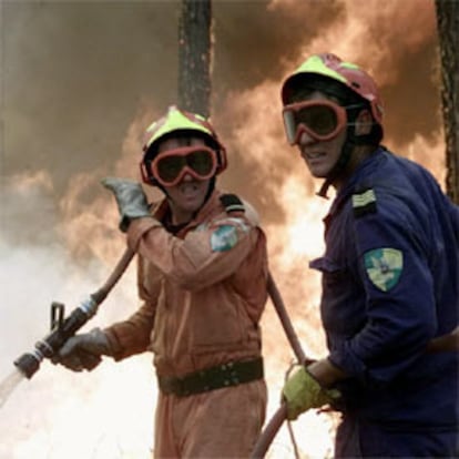 Dos bomberos luchan con el fuego en Gavio, 100 kilómetros al noreste de Lisboa.