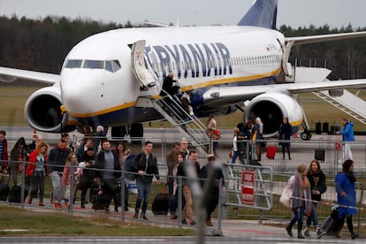 Varios pasajeros caminan en la pista del aeropuerto de Modlin, cerca de Varsovia (Polonia) en una imagen de archivo de noviembre de 2018.