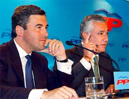 El ministro Ángel Acebes y Javier Arenas, secretario general del PP, ayer en la sede del partido en Madrid.