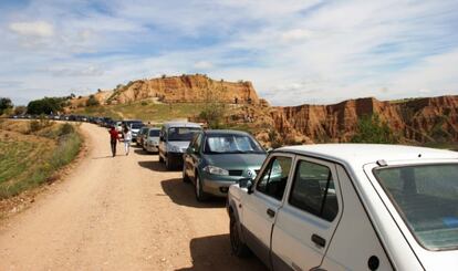 Vehículos aparcados en las Barrancas el 2 de mayo.