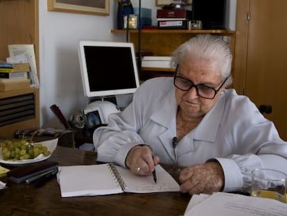 La agente literaria Carmen Balcells fotografiada trabajando en su casa de Santa Fé de Segarra ( Lleida).