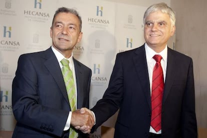 El presidente del Gobierno de Canarias, Paulino Rivero (a la izquierda) y el secretario general del PSC-PSOE, José Miguel Pérez, se saludan tras la firma del acuerdo de gobierno para Canarias.