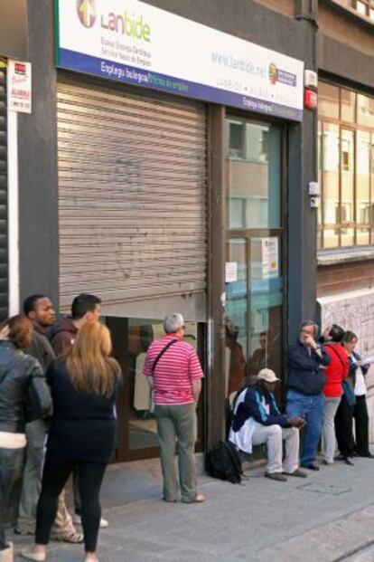 Numerosas personas hacen cola en una oficina de Lanbide-Inem en Bilbao. 