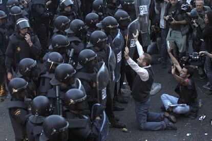 National Police riot officers maintain the cordon around Congress during the September 25 protest.