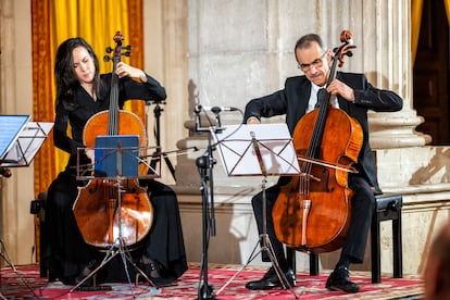 A la izquierda, Ester Domingo con el violonchelo del Cuarteto Palatino. A la derecha, Marco Testori con el 1700.