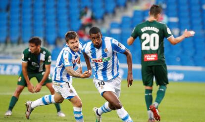 Alexander Isak celebra el segundo gol de la Real ante el Espanyol