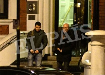 Oriol Soler (chaqueta negra) y Andreu Grinyó a su salida de la Embajada de Ecuador en Londres el pasado jueves.
