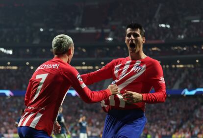 Griezmann felicita a Morata tras marcar este el tercer gol del Atlético al Feyenoord (3-2), el segundo de su cuenta.