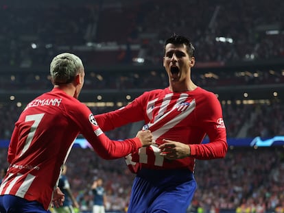 Griezmann felicita a Morata tras marcar este el tercer gol del Atlético al Feyenoord (3-2), el segundo de su cuenta.