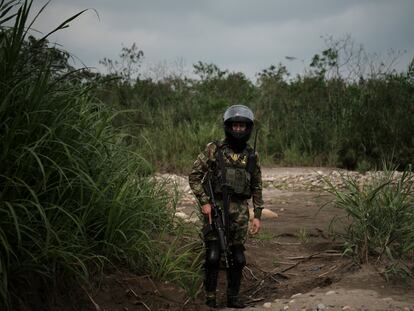 Un militar colombiano sostiene fusil en un paso peatonal en la frontera con Venezuela, en marzo de 2023.
